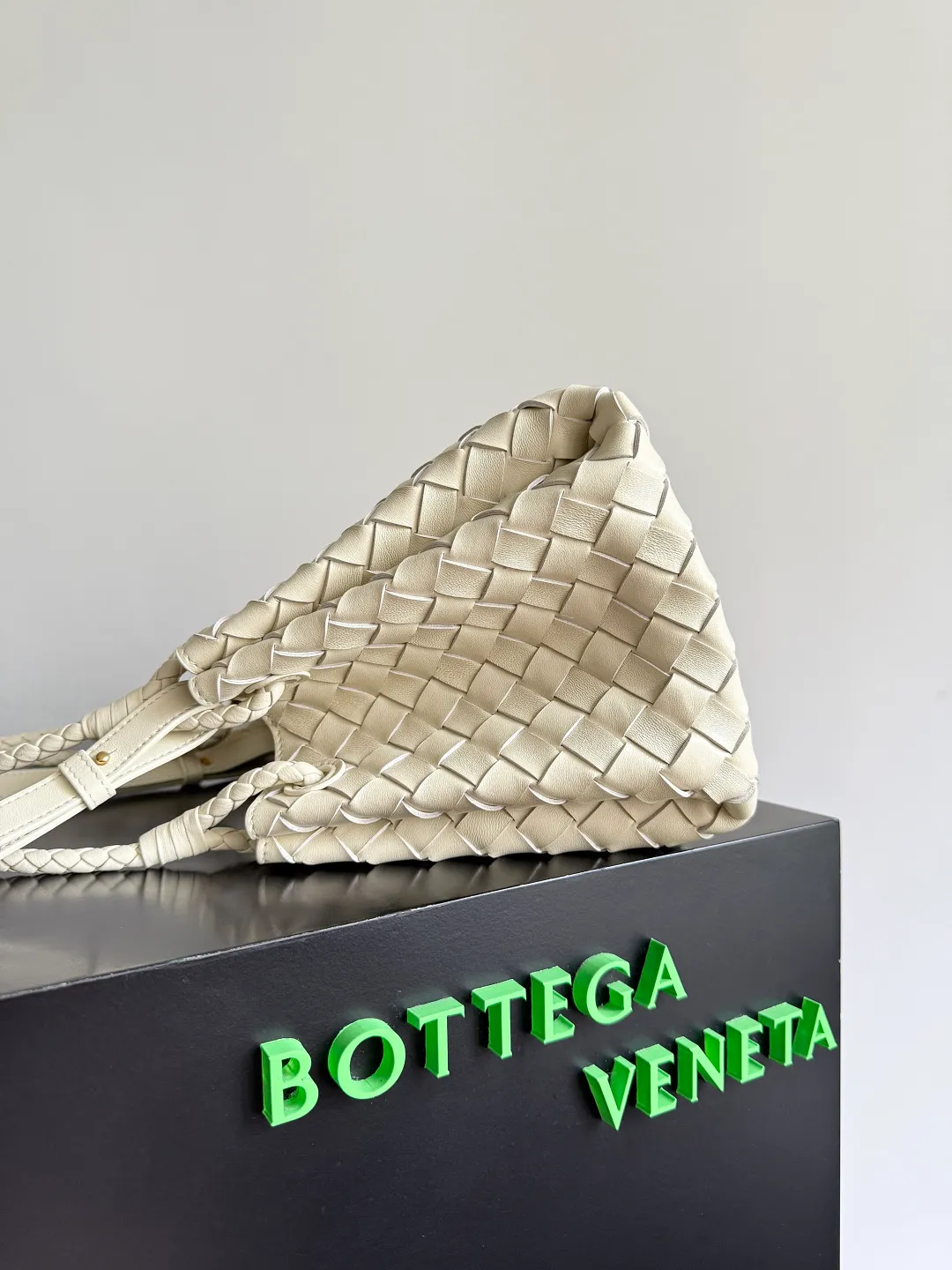 Batch 2060 BOTTEGA VENETA 2025 Autumn New Product Medium Parachuta The long-awaited new medium parachuta is here, with a unique appearance and iconic metal knots, and a whole piece of leather folds the four corners into a parachute shape! The exquisite Knot metal buckle is like putting jewelry on a bag. It is high-end and elegant. Its super capacity can hold all your things! The overall effect of this bag is very different from before. It is neither too delicate to provide a large capacity nor too bulky because of its practicality. It simply provides a perfectly suitable bag for casual and simple people👜 Style number: 835921 Size: 29.5*18.5*17.5cm